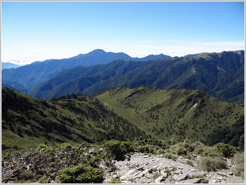 2014-07-16 08-56-40轆轆山頂看轆轆山屋.JPG